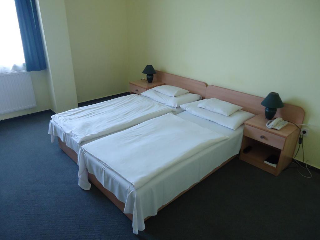 Jancsar Hotel Szekesfehervar Room photo